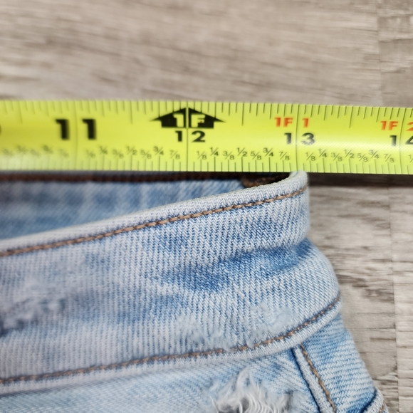 AMERICAN EAGLE Daisy Flower Embroidered Cut Off Distressed Denim Jean Shorts 2 - Picture 6 of 14